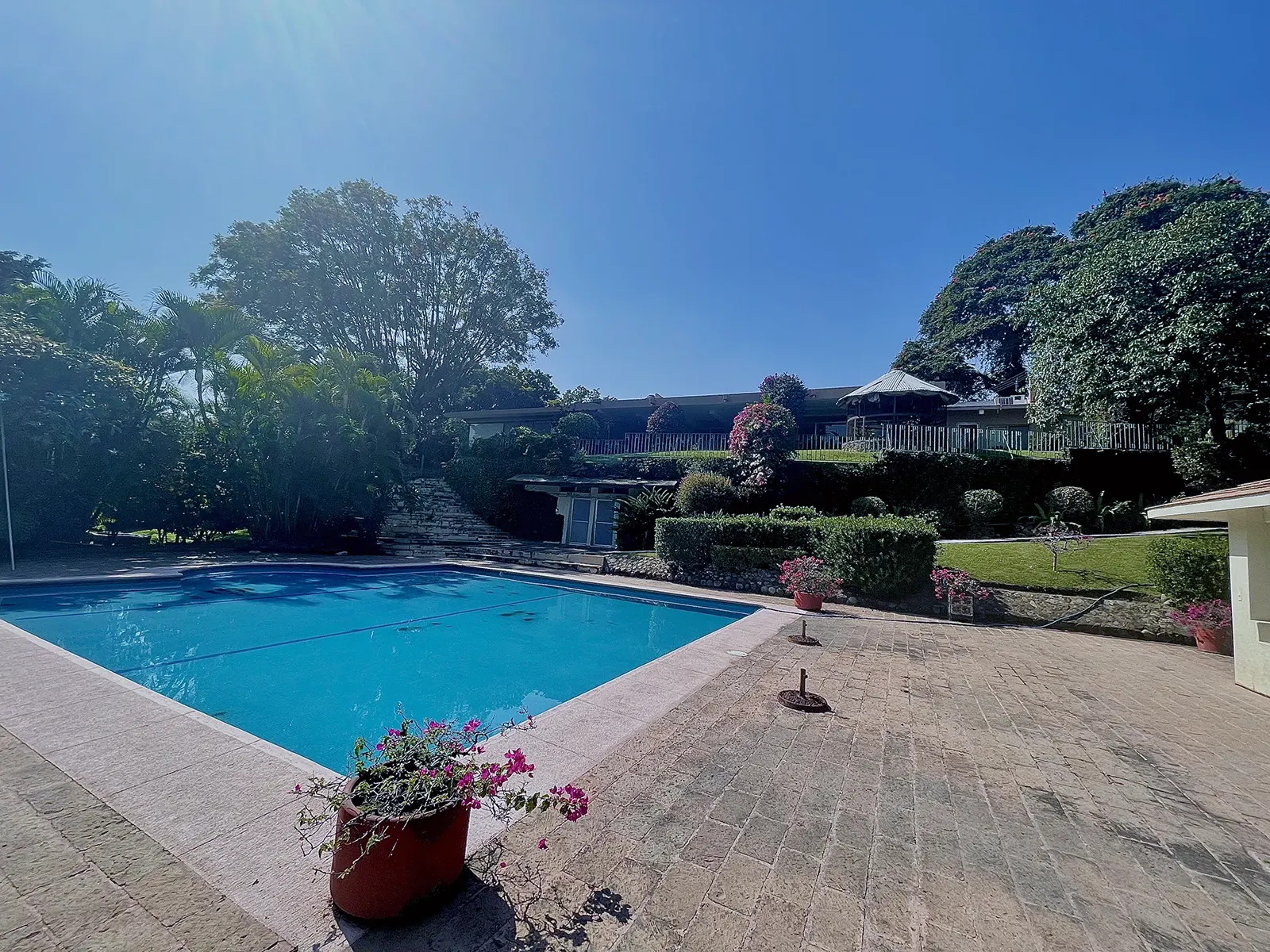 Venta de Espectacular Propiedad en Las Quintas, Cuernavaca, Morelos – 7,826 m² de Lujo y Comodidad Venta de Espectacular Propiedad en Las Quintas, Cuernavaca, Morelos - 7,826 m² de Lujo y Comodidad