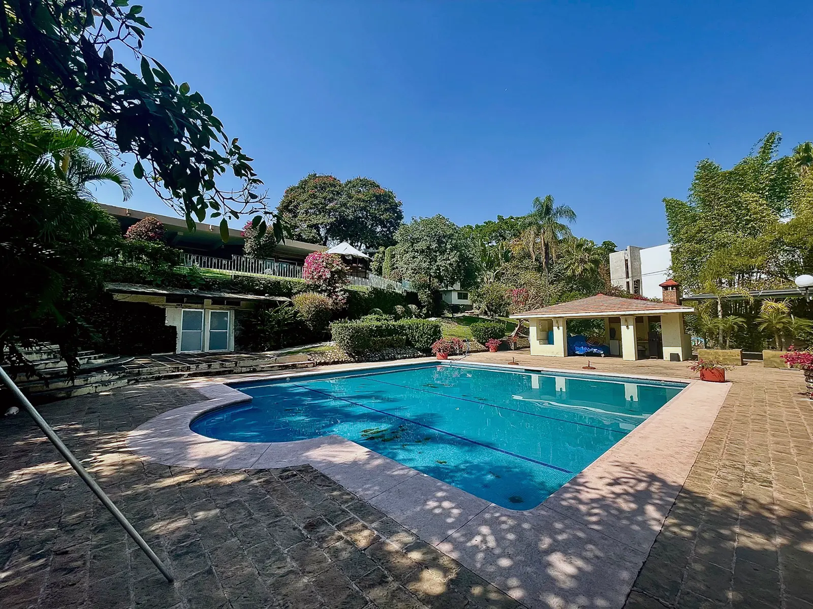 Venta de Espectacular Propiedad en Las Quintas, Cuernavaca, Morelos – 7,826 m² de Lujo y Comodidad Venta de Espectacular Propiedad en Las Quintas, Cuernavaca, Morelos - 7,826 m² de Lujo y Comodidad
